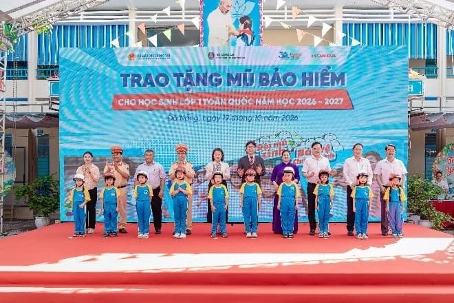 Honda Việt Nam trao mũ bảo hiểm cho học sinh lớp Một khu vực miền Trung