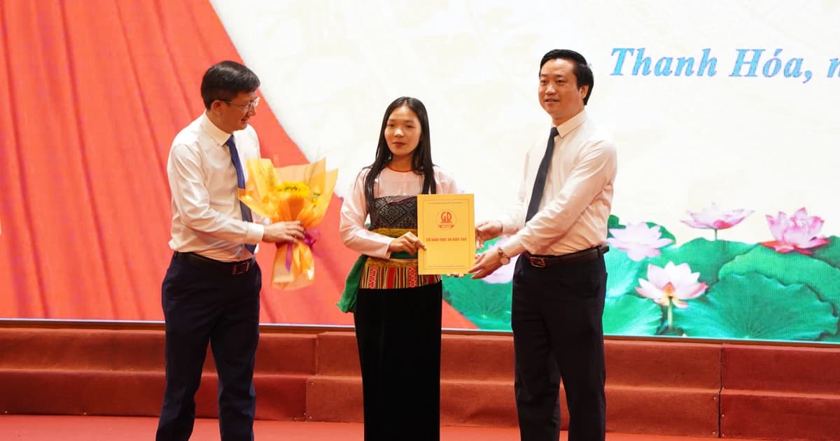 Thanh Hóa trao quyết định tuyển dụng, tiếp nhận 733 nhà giáo