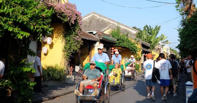 Phố cổ Hội An vẫn hút khách giữa mùa thấp điểm
