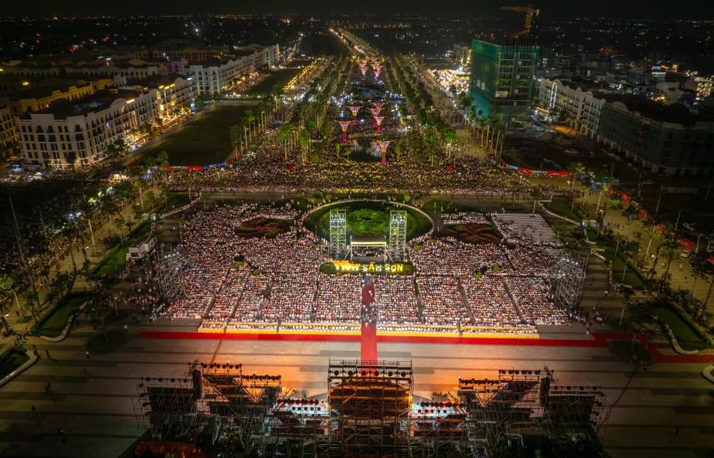 Mở màn mùa hè bằng kỷ lục, Sầm Sơn dẫn sóng du lịch miền Bắc