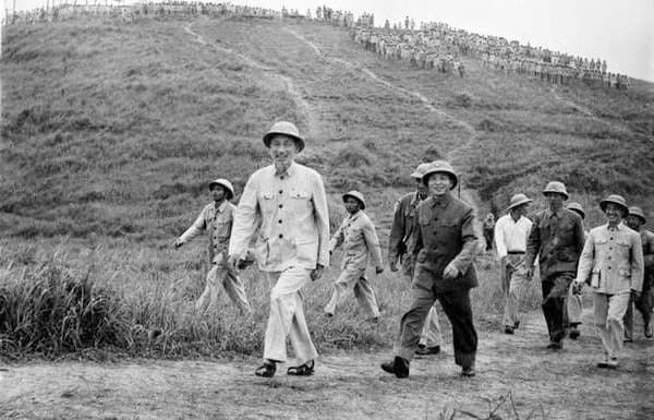 Bác vẫn cùng chúng cháu hành quân