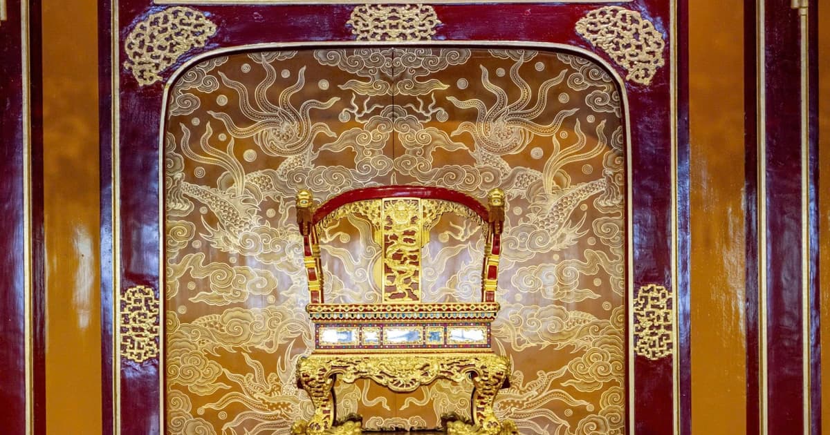 Cận cảnh phiên bản phục chế thay Ngai vàng triều Nguyễn bị phá hoại ở Điện Thái Hòa