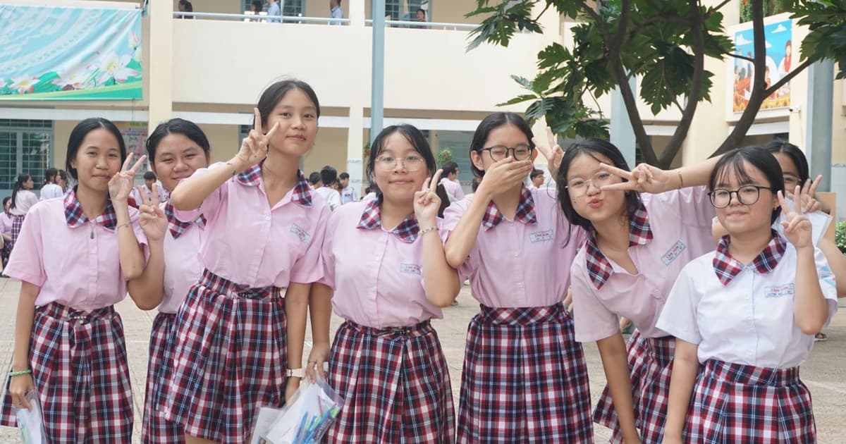 TPHCM mát mẻ sau mưa, thí sinh thoải mái bước vào môn thi Ngoại ngữ