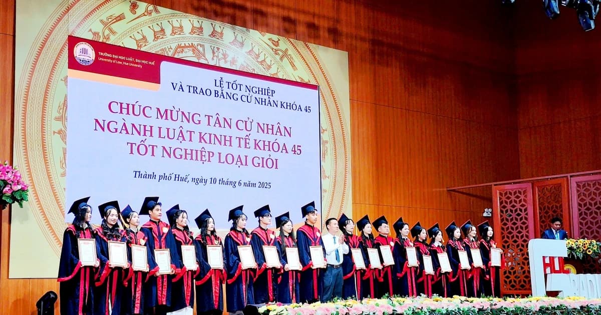 Trường Đại học Luật, Đại học Huế trao bằng cho 843 tân cử nhân