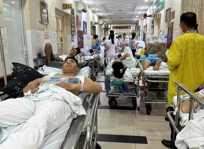 Quá tải bệnh viện tuyến trên: 'Nút thắt' ở đâu?