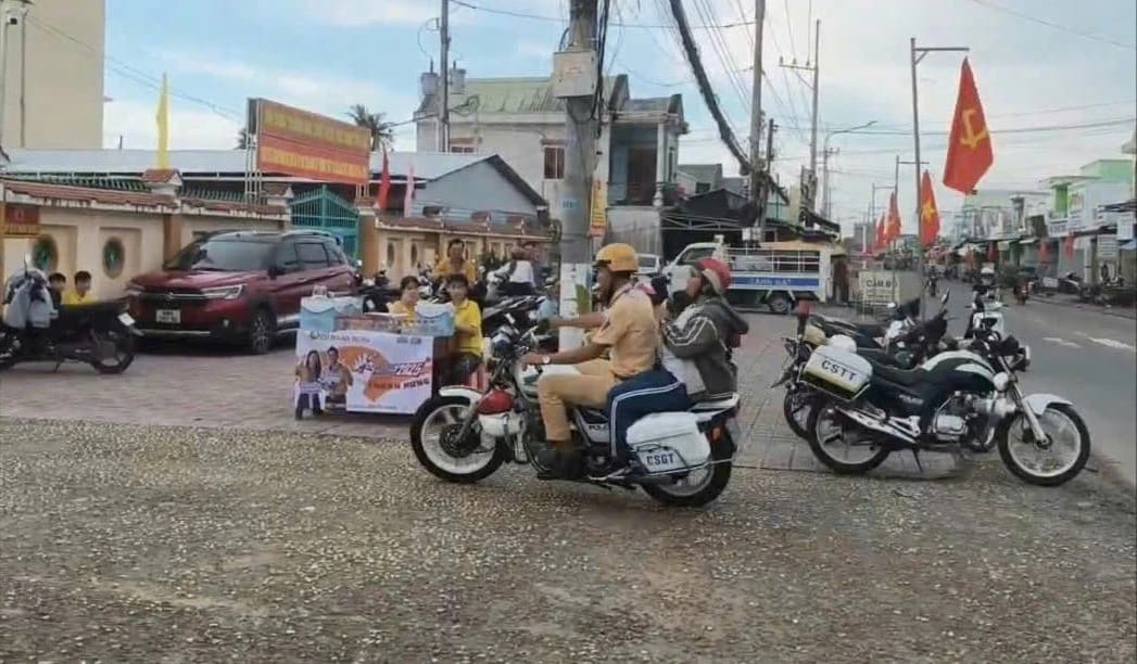CSGT Kiên Giang hỗ trợ thí sinh vượt 15km đến điểm thi kịp giờ