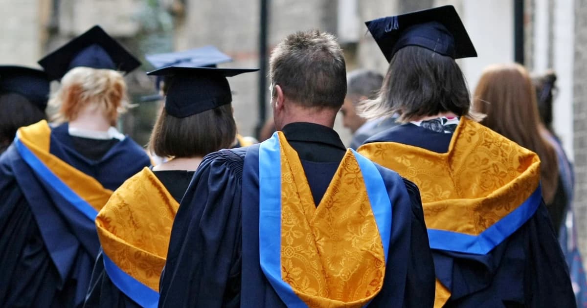 Sinh viên Anh chật vật tìm việc sau tốt nghiệp