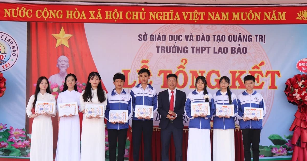 Ngôi trường sát biên giới Việt-Lào lần đầu tiên có học sinh đậu tốt nghiệp 100%