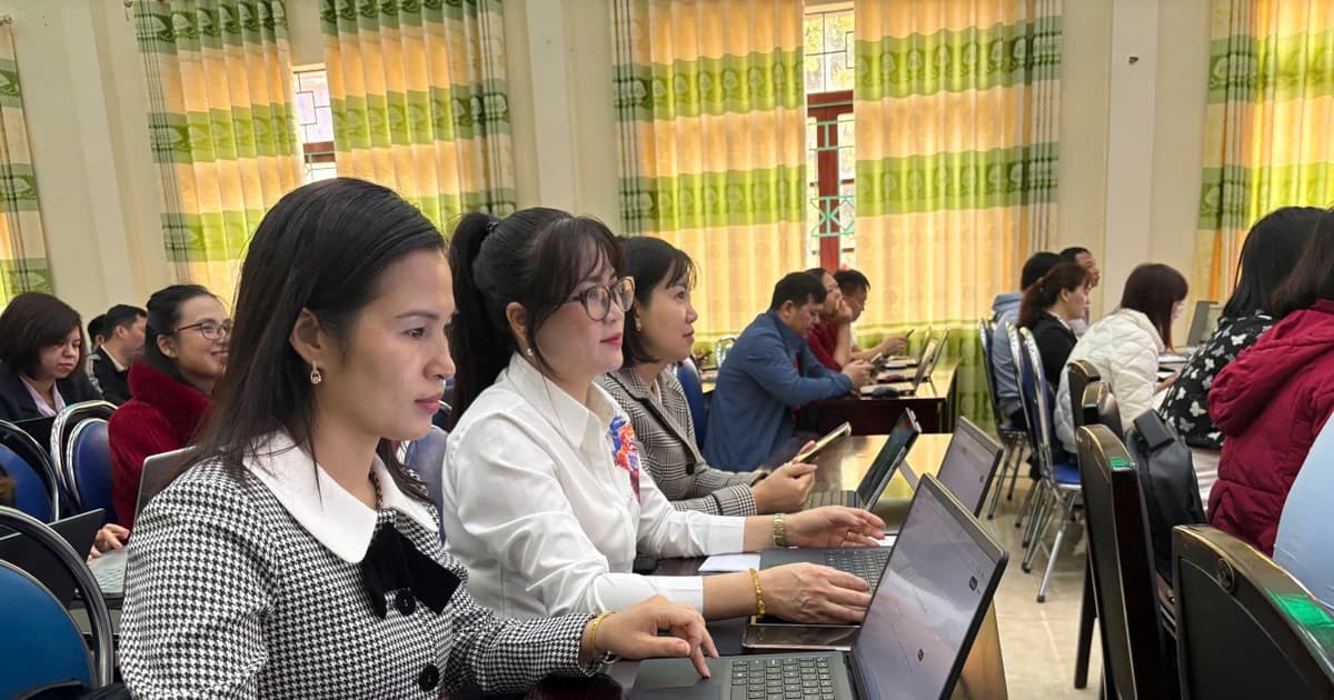 Phổ cập số - 'đòn bẩy' giúp giáo viên vùng cao hội nhập