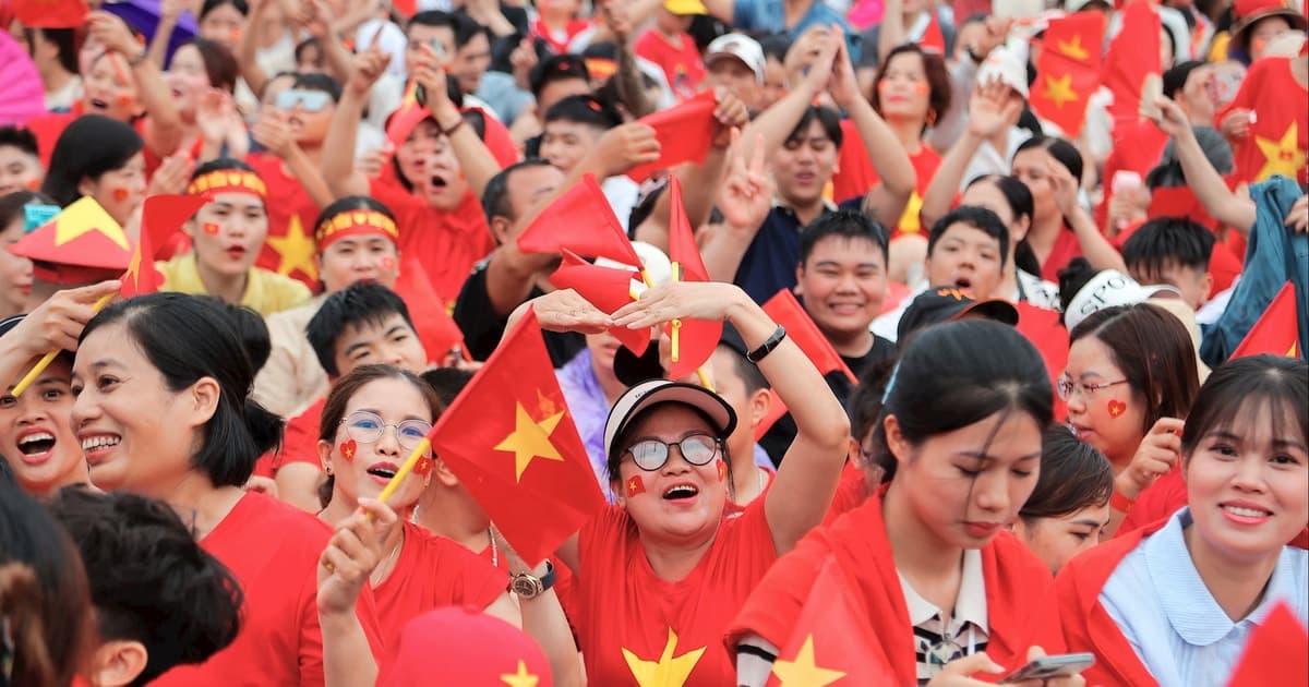 Người dân tràn đầy tự hào, xúc động chờ đón xem tổng hợp luyện diễu binh, diễu hành