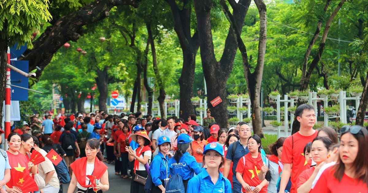 Hàng nghìn người dân xếp hàng chờ xem sơ duyệt diễu binh, diễu hành dịp A80