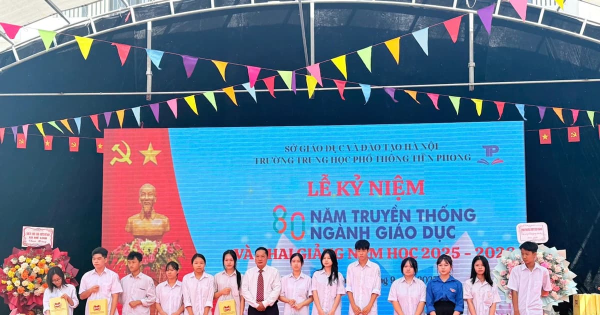 Trao tặng sách, trao học bổng trong ngày khai giảng năm học mới