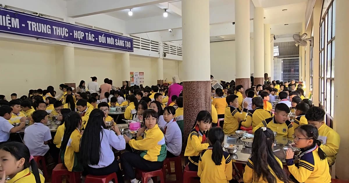 Bếp ăn hoạt động lại sau sau bê bối thực phẩm bẩn, phụ huynh theo sát quy trình