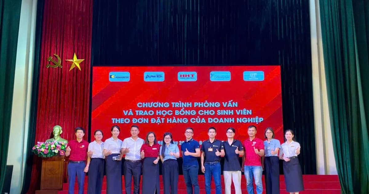 Sinh viên HHT nhận 'cơn mưa' học bổng cùng cam kết việc làm ngay ngày nhập học