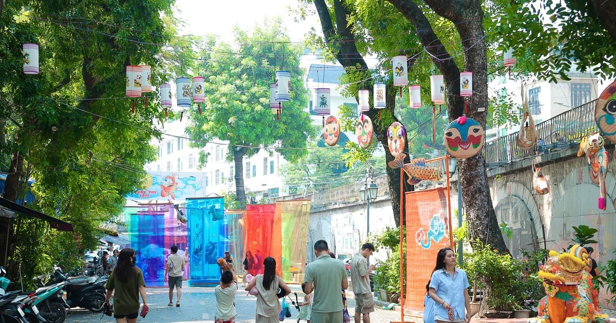 Phố bích hoạ Phùng Hưng 'thay áo mới' đón Trung thu 2025