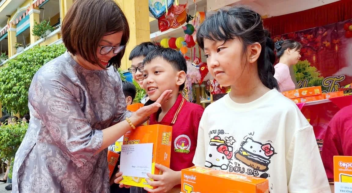 TP Huế: Trao quà Trung thu đến nhiều học sinh hoàn cảnh đặc biệt khó khăn