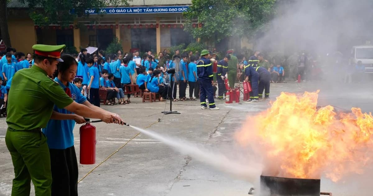 Học sinh Phú Thọ trải nghiệm thực hành kỹ năng chữa cháy, cứu nạn, cứu hộ