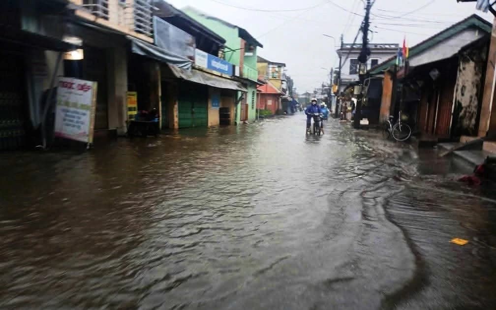 Toàn bộ học sinh TP Huế được nghỉ học ngày 27/10 do lũ lên nhanh