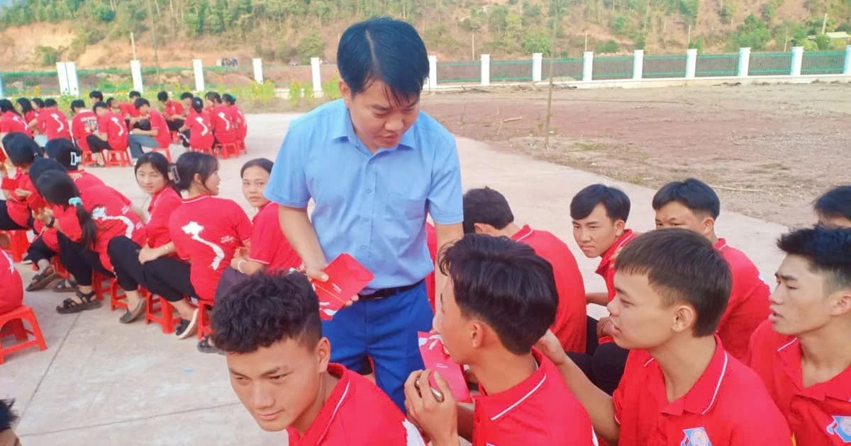 Thầy giáo vùng cao gieo khát vọng học tập cho học trò dân tộc thiểu số