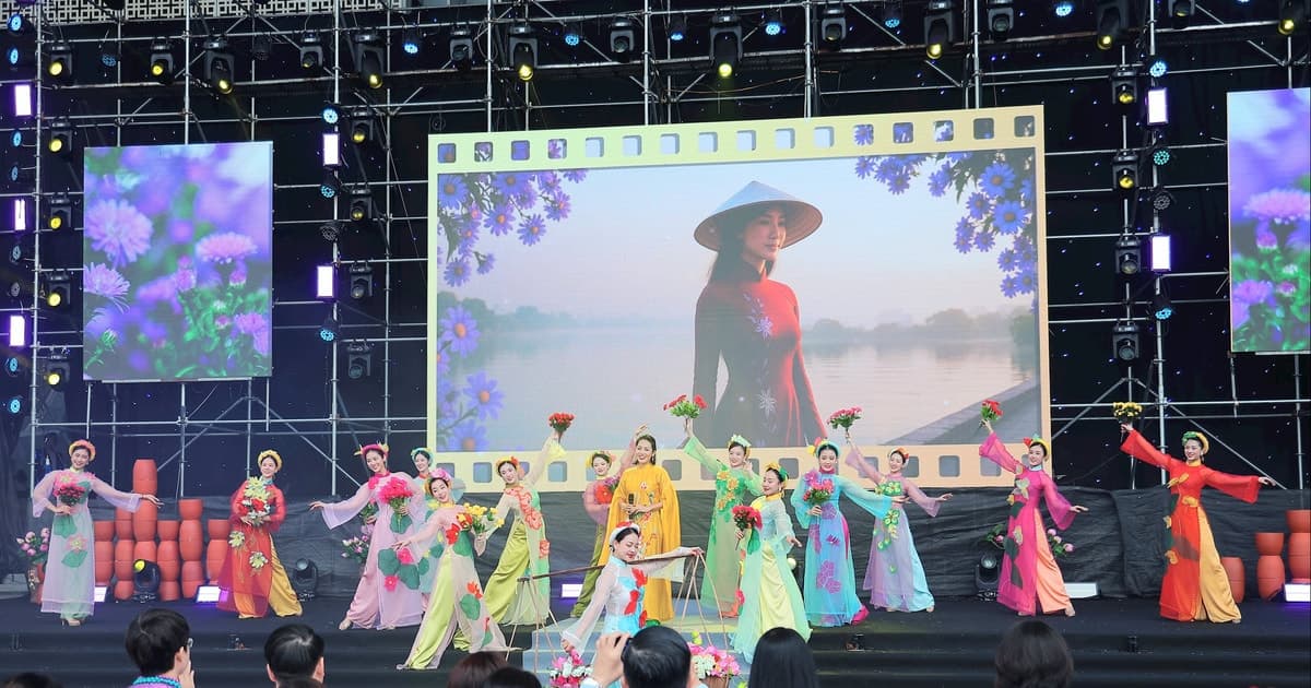 Hà Nội rực rỡ sắc màu 'Vũ điệu áo dài - Phụ nữ Thủ đô hội nhập và phát triển'