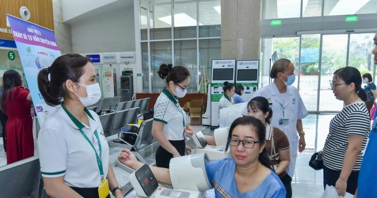 Bệnh viện Quân y 175 tổ chức tầm soát suy giáp miễn phí tri ân giáo viên