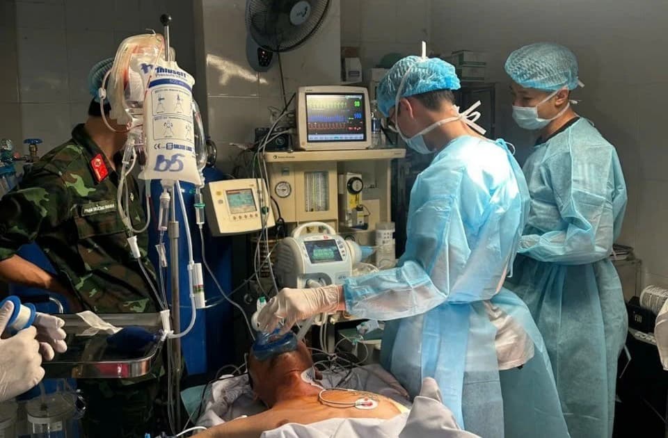 Ca mổ mở ngực đầu tiên tại Trường Sa