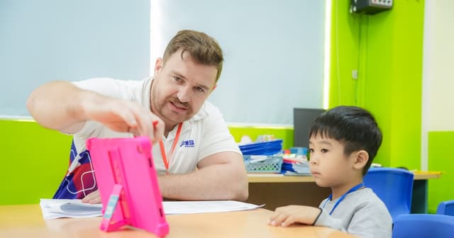 Giáo viên tiếng Anh vừa thiếu vừa yếu: Lộ trình nào để đáp ứng đề án?