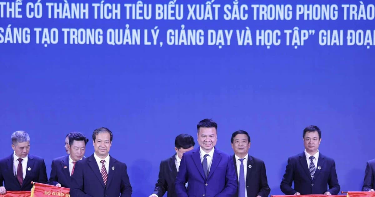 Báo Giáo dục và Thời đại nhận Cờ thi đua của Bộ GD&ĐT