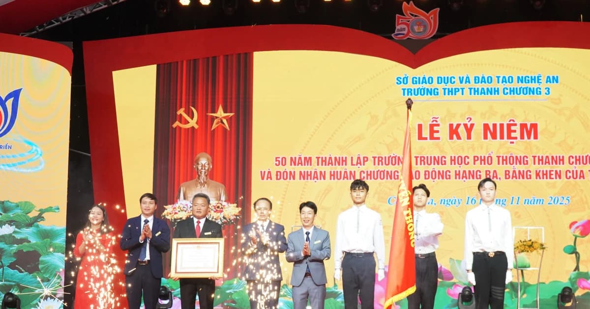 Trường THPT Thanh Chương 3 (Nghệ An) lần thứ 2 đón Huân chương Lao động hạng Ba