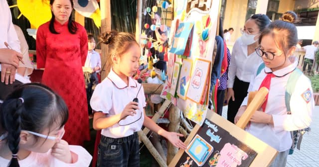 Rộn ràng Hội trại STEM - thắp sáng ước mơ, tri ân người gieo chữ