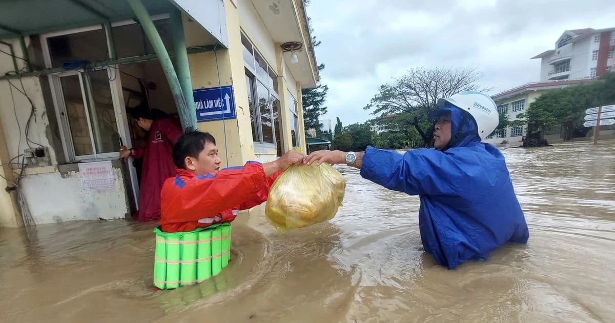 Không hoa, quà, thầy cô lội nước mang nhu yếu phẩm đến sinh viên bị mắc kẹt