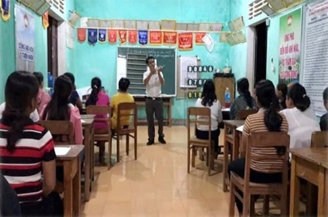 Thầy giáo tại Huế chia sẻ bí quyết đưa người mù chữ dân tộc thiểu số đến lớp học