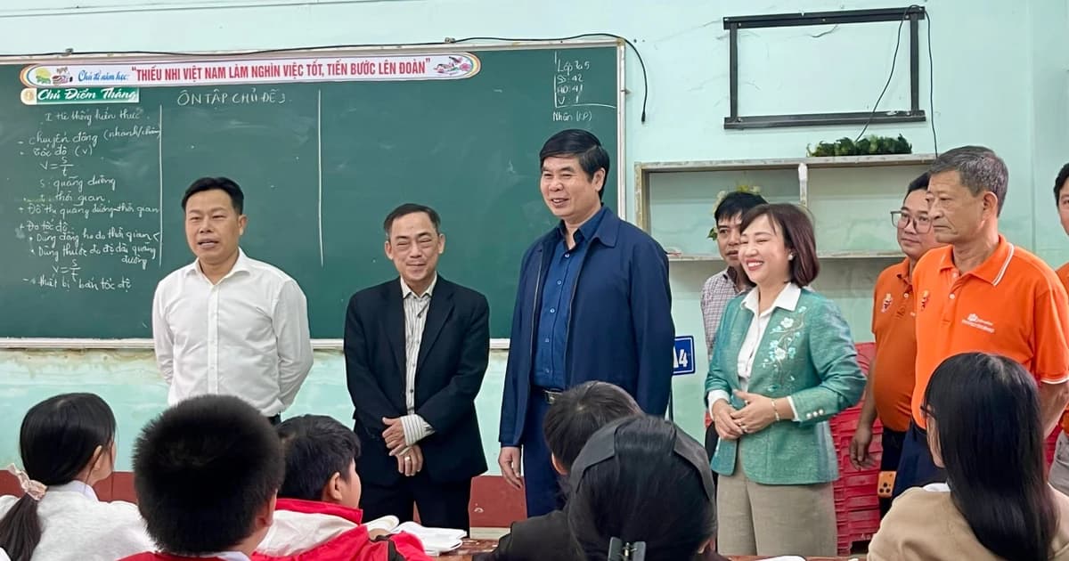Thứ trưởng Bộ GD&ĐT Lê Quân động viên các trường học vùng bão lũ tại Gia Lai