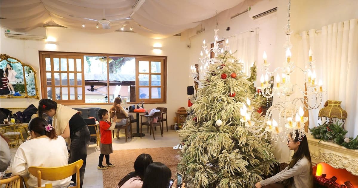 Nhiều quán cà phê gây ấn tượng với không gian Noel như trời Âu