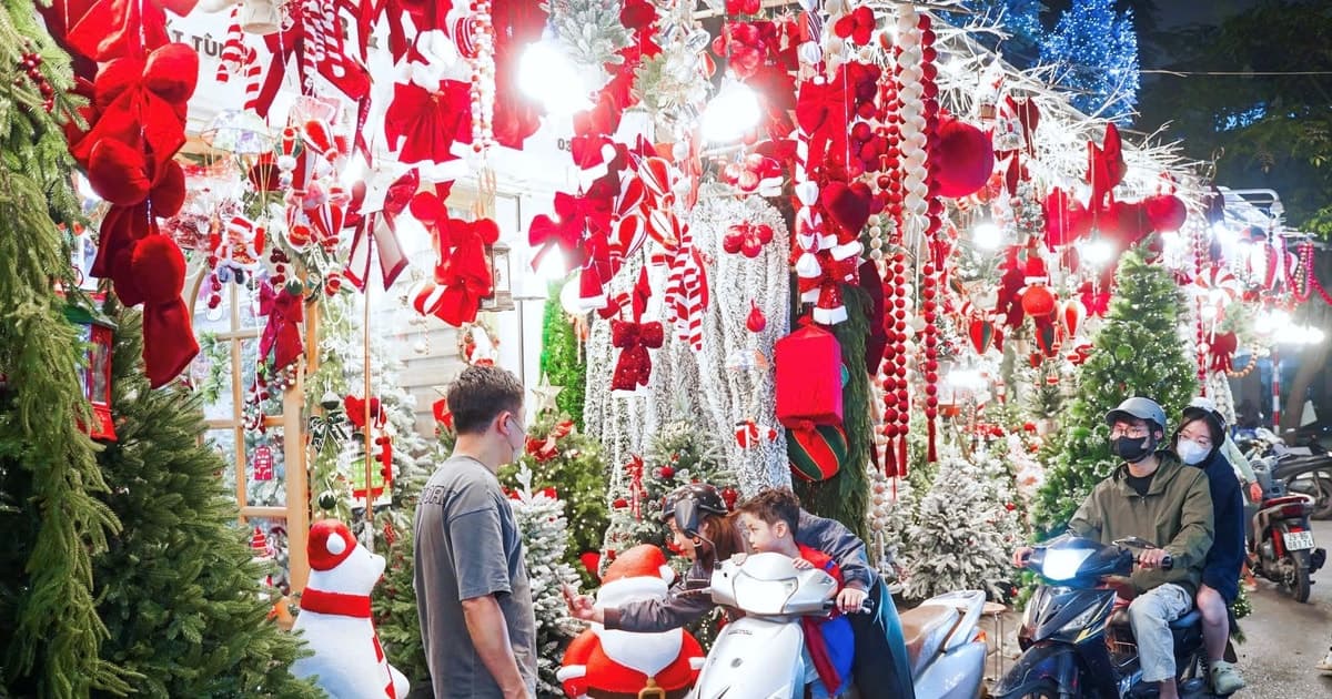 Hà Nội: Phố Tôn Thất Tùng bất ngờ thu hút người dân trước thềm Giáng sinh 2025