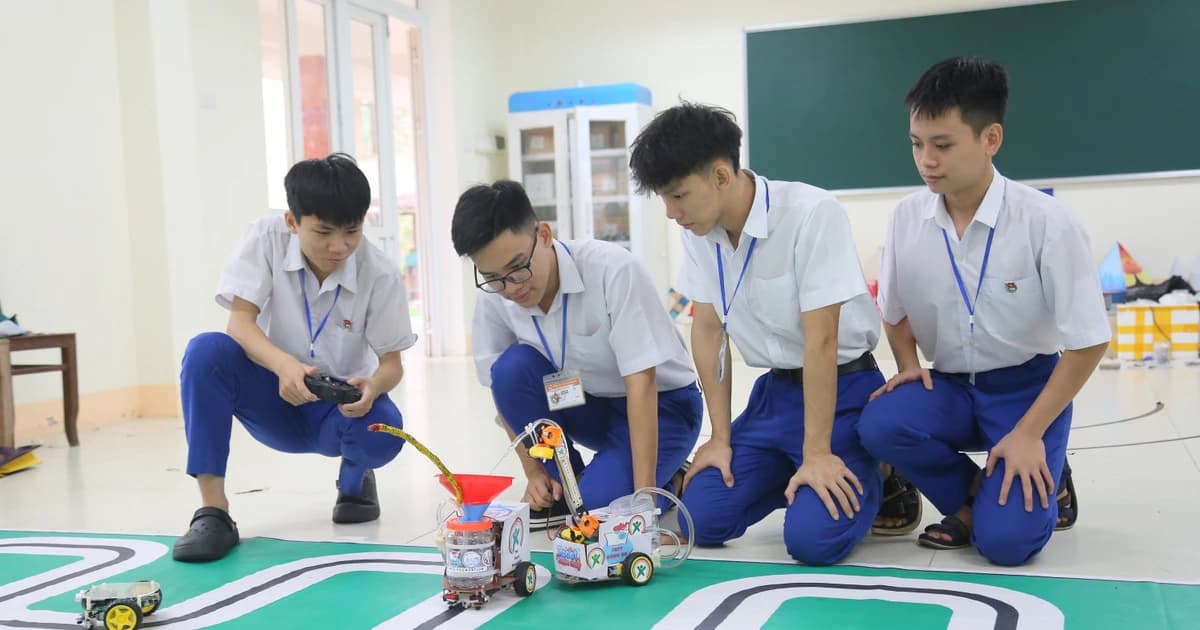 Từ đam mê robot đến giải Nhất sân chơi công nghệ
