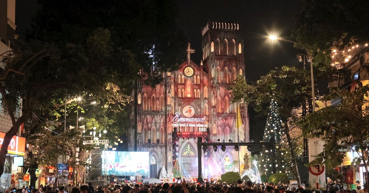 Hàng nghìn người đổ về Nhà thờ Lớn Hà Nội chờ đón Giáng sinh 2025