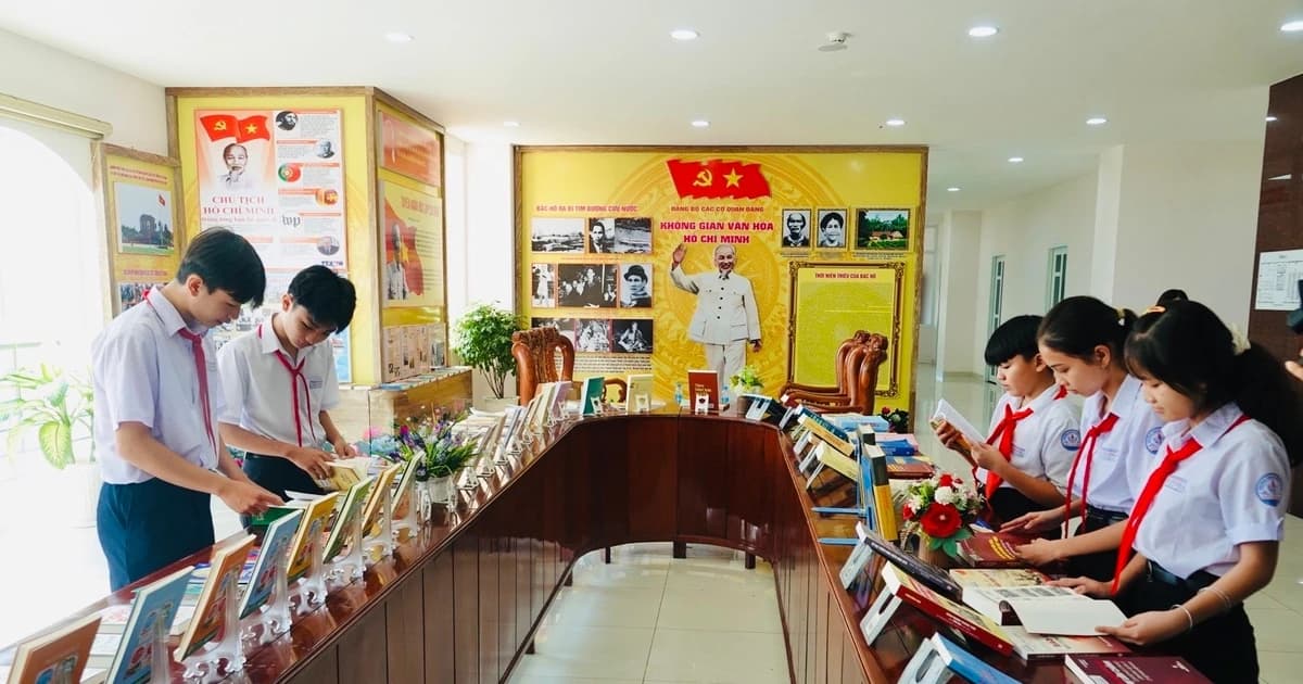 TPHCM trao tặng hơn 10.000 bản sách lý luận, chính trị cho các cơ sở tại địa bàn