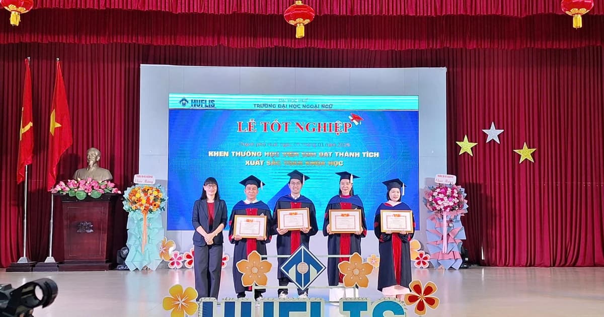 338 tân tiến sĩ, thạc sĩ và cử nhân Trường ĐH Ngoại ngữ Huế nhận bằng tốt nghiệp