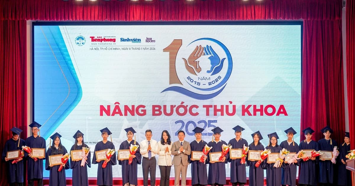 Giọt nước mắt nghị lực của những thủ khoa vượt khó