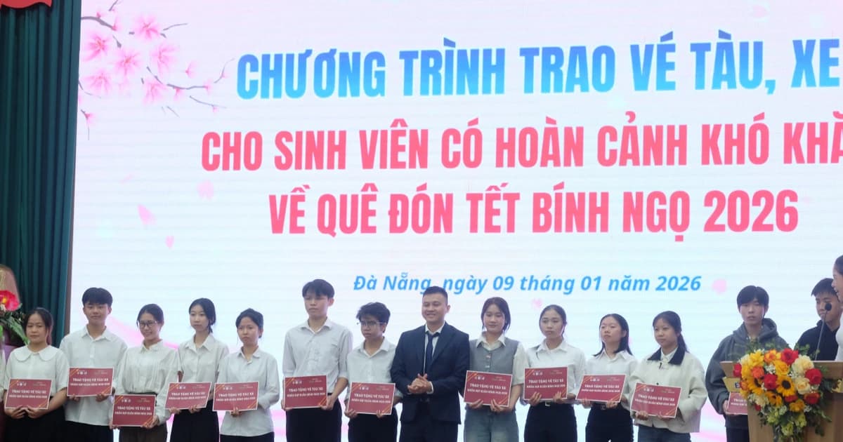 Đại học Đà Nẵng hỗ trợ hơn 200 triệu đồng cho sinh viên bị ảnh hưởng bởi lũ lụt