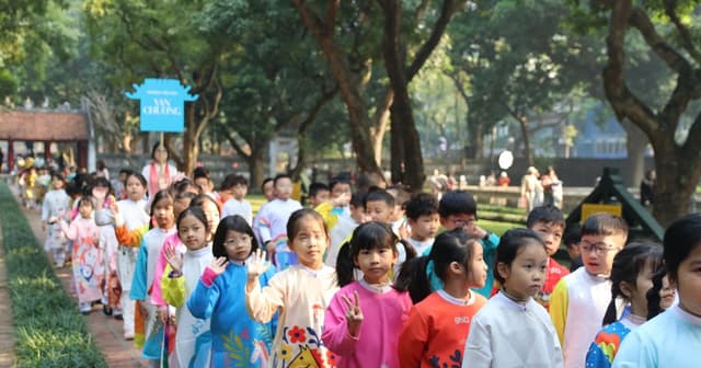 Gần 1.000 học sinh tham gia diễu hành kỷ niệm 950 năm Văn Miếu-Quốc Tử Giám