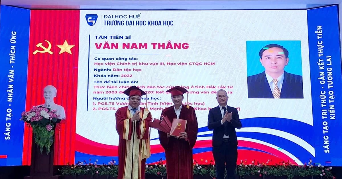 Trường ĐH Khoa học Huế trao bằng cho gần 200 tân tiến sĩ, thạc sĩ