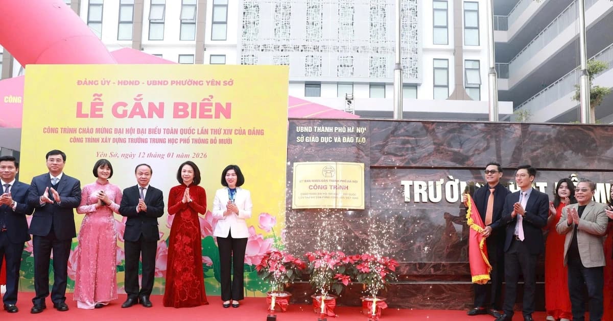 Gắn biển công trình trường học chào mừng Đại hội XIV của Đảng