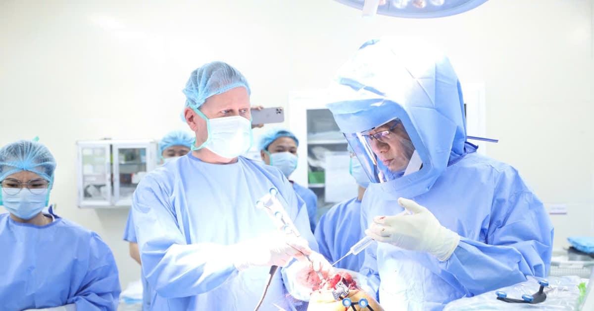 Bước tiến lịch sử của y tế Việt Nam khi lần đầu thay khớp gối bằng robot CORI