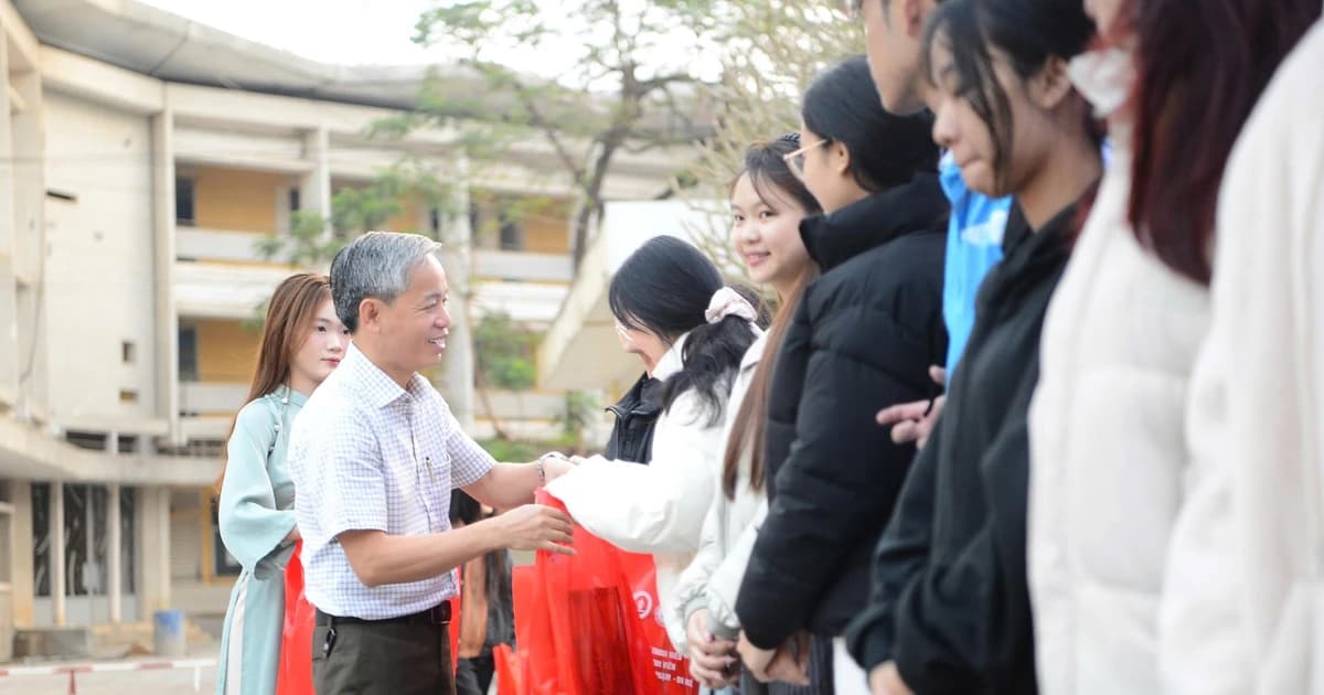 Trường ĐH Sư phạm Huế đưa sinh viên về quê ăn Tết trên ‘Chuyến xe nghĩa tình’
