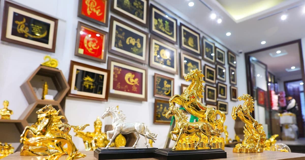 Cận cảnh linh vật ngựa mạ vàng 24K đón Xuân Bính Ngọ 2026