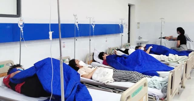 Hàng chục người ngộ độc thực phẩm sau tiệc tất niên tập thể