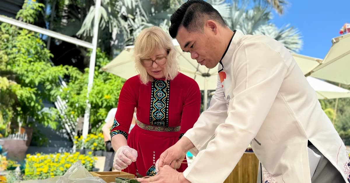 Du khách quốc tế trải nghiệm gói bánh chưng ở Mũi Né