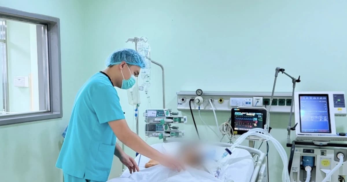 Ngộ độc thuốc lá điện tử, nam thanh niên hôn mê sâu phải thở máy cấp cứu